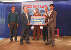 Lãnh đạo LĐLĐ tỉnh, huyện Yên Thủy dự lễ khởi công xây dựng NVH và hỗ trợ 45 triệu đồng cho xóm Rộc, xã Hữu Lợi.

